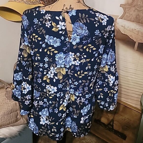 Time and Tru Floral Blouse Size M - Picture 3 of 4